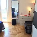 Tomi Apartment *